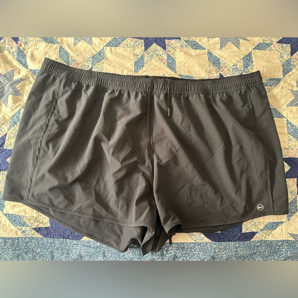 Vineyard Vines black athletic Shorts 3X